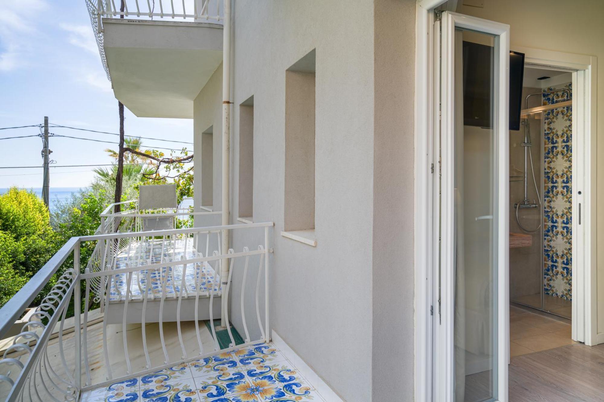 Comfort connecting rooms with side sea view- Two Bathrooms